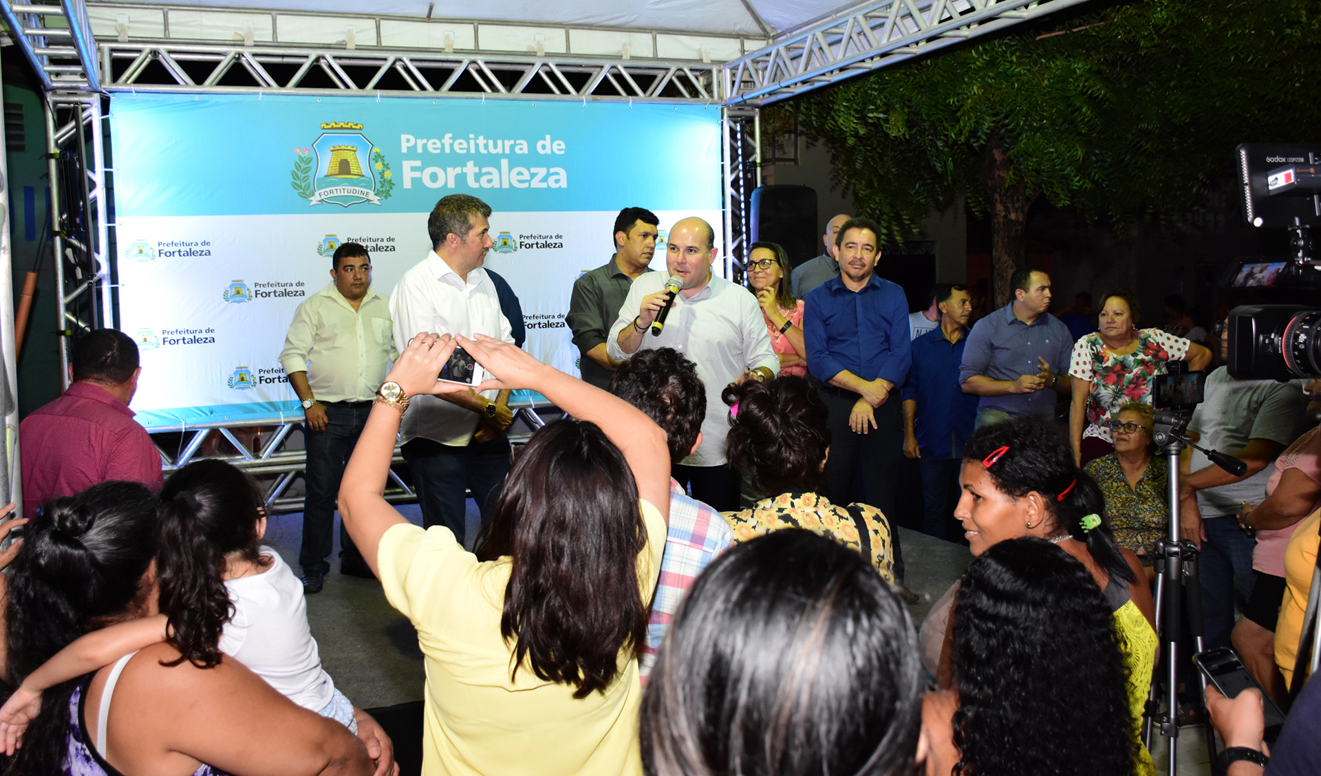 várias pessoas num palco